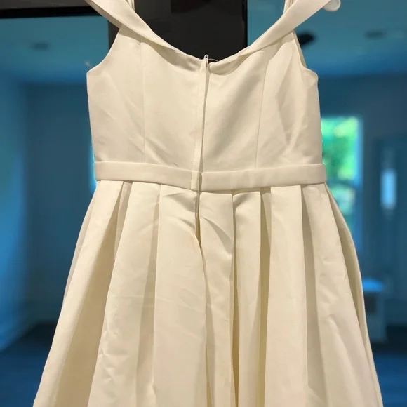 David's Bridal White Sleeveless Sweetheart Gown